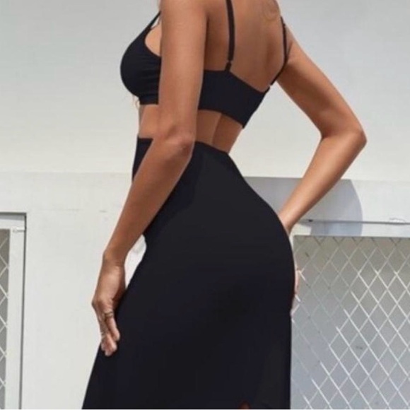 Elegant Black Cut-Out Dress - Picture 2 of 3